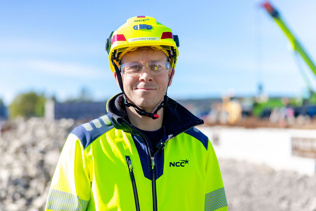 Lars-Petter Larsen i NCC, foran BEWI Terra XPS i Fredrikstad